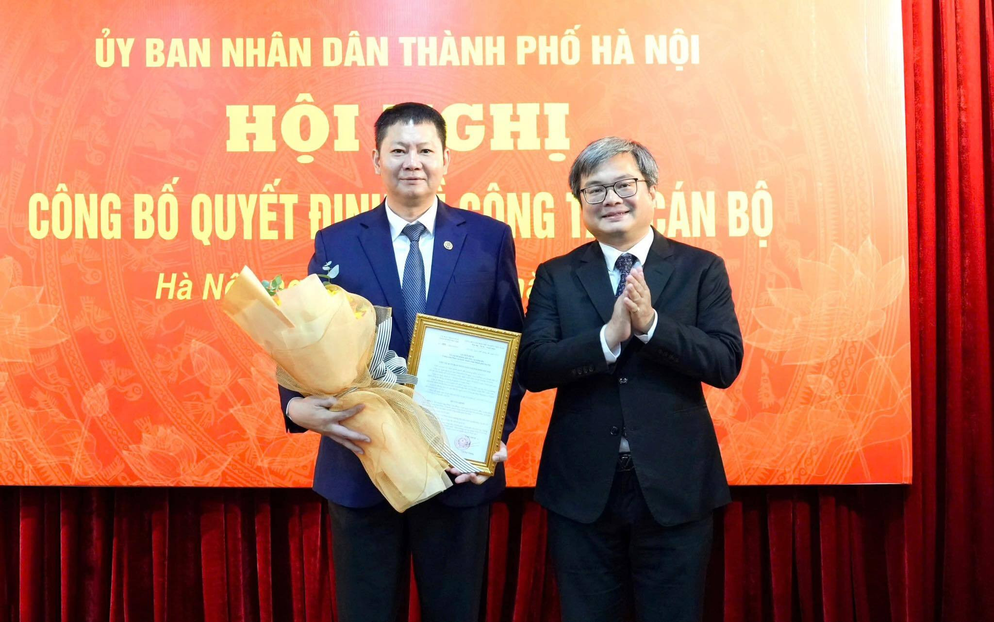 Phó Chủ tịch UBND TP Hà Nội Trương Việt Dũng trao quyết định bổ nhiệm, tặng hoa chúc mừng ông Phan Văn Phúc được bổ nhiệm giữ chức vụ Giám đốc Trung tâm Phục vụ hành chính công thành phố.