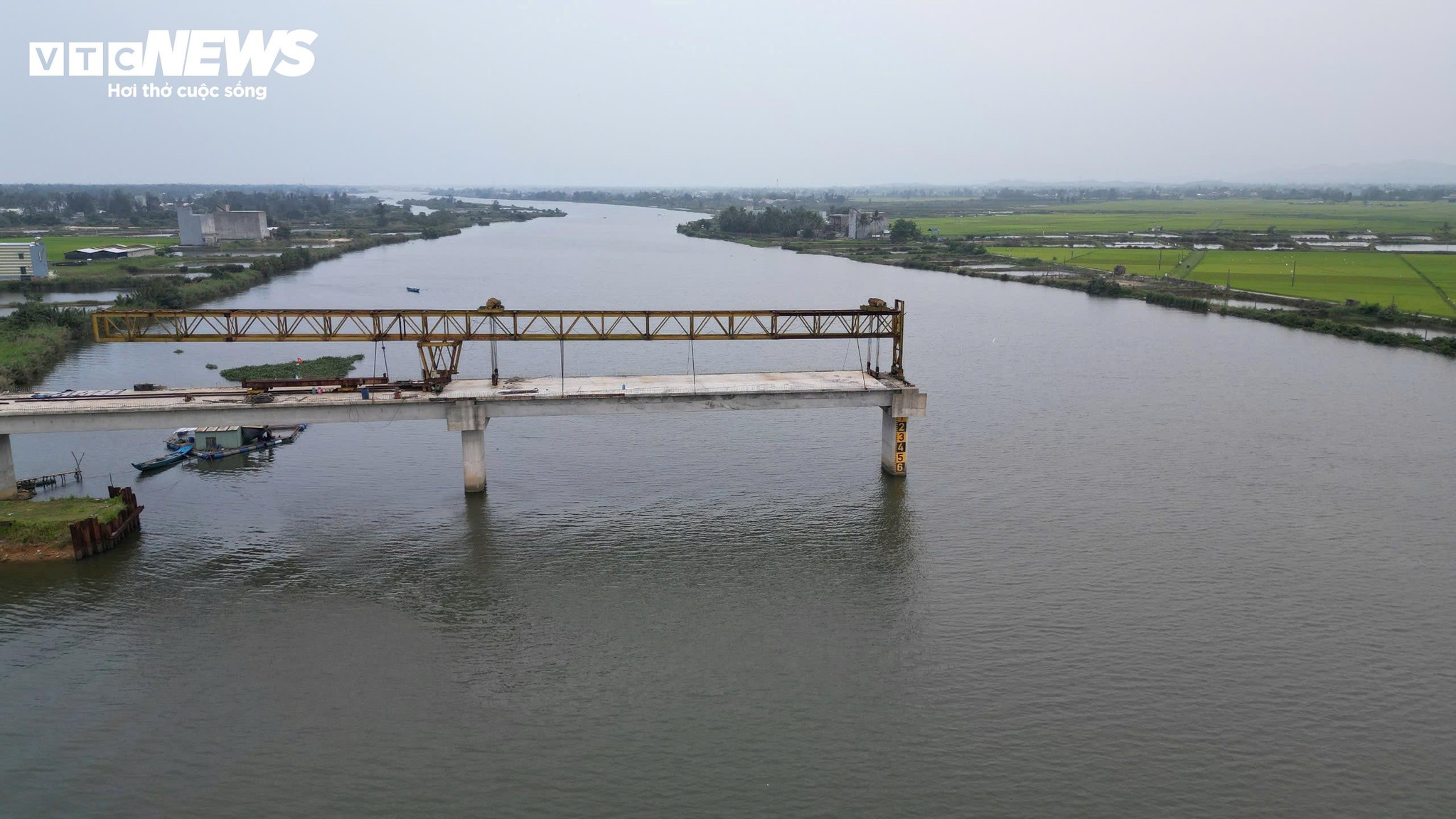 Cầu Tam Tiến dở dang ảnh hưởng đến việc đi lại của người dân. Muốn di chuyển từ phía đông sông Trường Giang lên hướng Quốc lộ 1, người dân phải đi vòng hơn 10km.