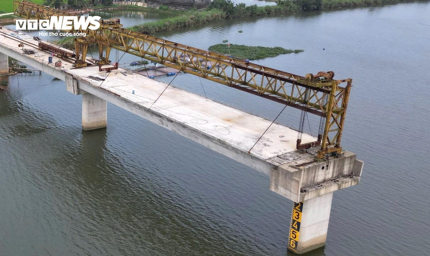Mới đây, Phó Chủ tịch UBND TP Đà Nẵng Trần Nam Hưng chỉ đạo tăng tốc triển khai các hạng mục còn lại của dự án cầu Tam Tiến và đường dẫn. Lãnh đạo TP Đà Nẵng yêu cầu chủ đầu tư khẩn trương phối hợp với UBND xã Tam Xuân thực hiện việc bàn giao, tiếp nhận đầy đủ hồ sơ, khối lượng còn lại của dự án.