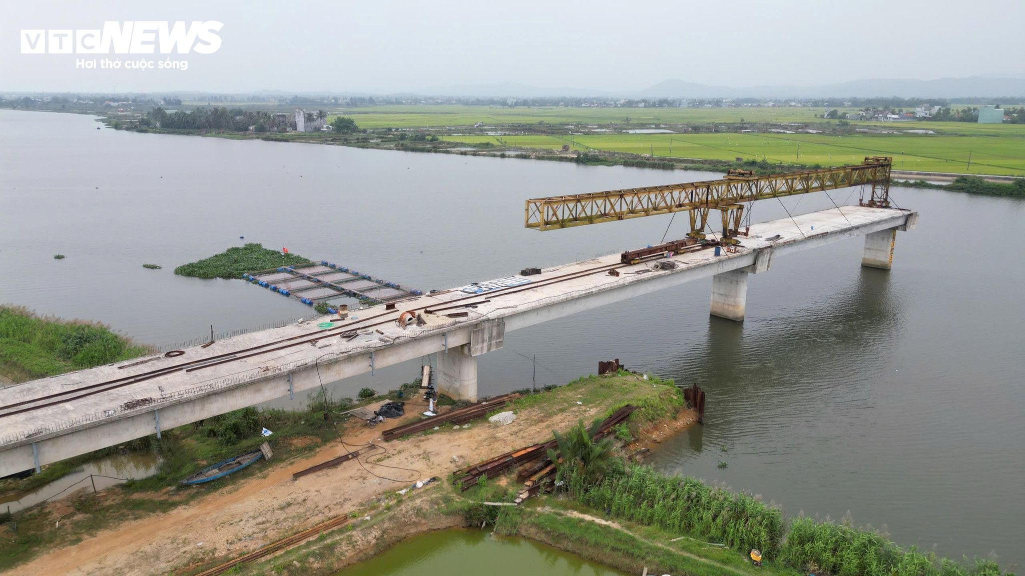 Theo kế hoạch, công trình sẽ hoàn thành tháng 9/2022. Tuy nhiên, sau nhiều lần gia hạn, đến nay dự án vẫn đang chìm trong dang dở. Nguyên nhân chính được cơ quan chức năng xác định do vướng mắc trong công tác bồi thường, giải phóng mặt bằng.