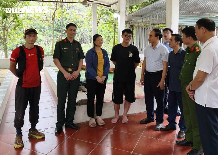 khen thưởng lực lượng cứu nạn tìm thấy nam sinh kiệt sức ở tam Đảo hình ảnh 1 khen thuong luc luong cuu nan tim thay nam sinh kiet suc o tam Dao hinh anh 1