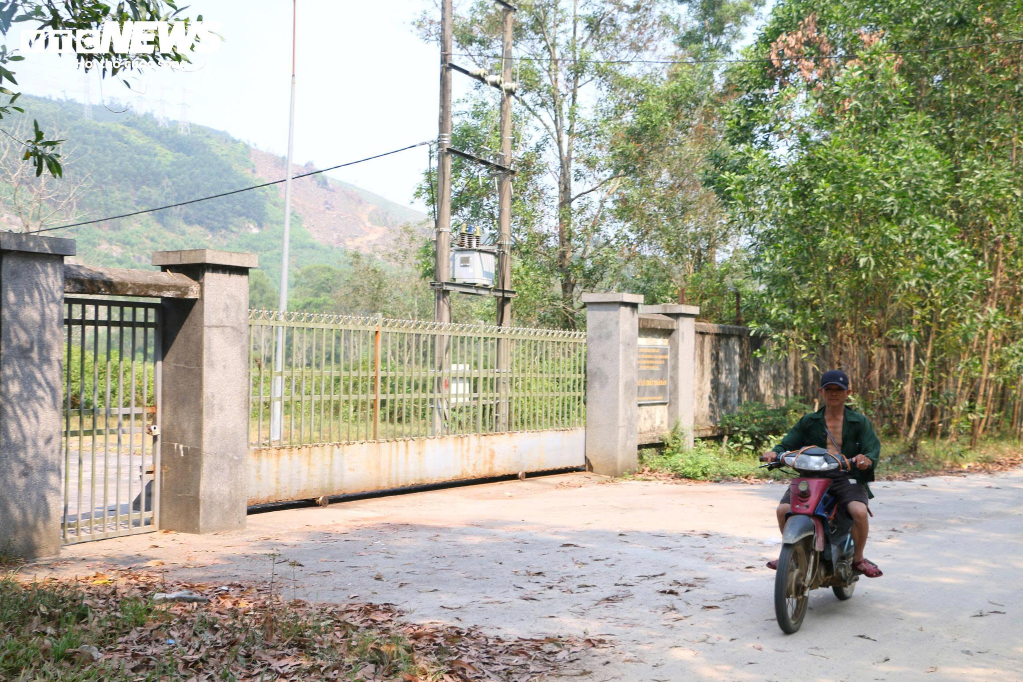 Được biết, sau khi dừng hoạt động, các hộ dân trong phạm vi khoảng 300m quanh khu xử lý được di dời. Ngoài ra, có hoảng 80 hộ ngoài bán kính tiếp tục kiến nghị được di dời, bố trí tái định cư do lo ngại ô nhiễm. Tuy nhiên, đến nay, kiến nghị này chưa được giải quyết, khu xử lý chất thải rắn vẫn tiếp tục hoang phế.