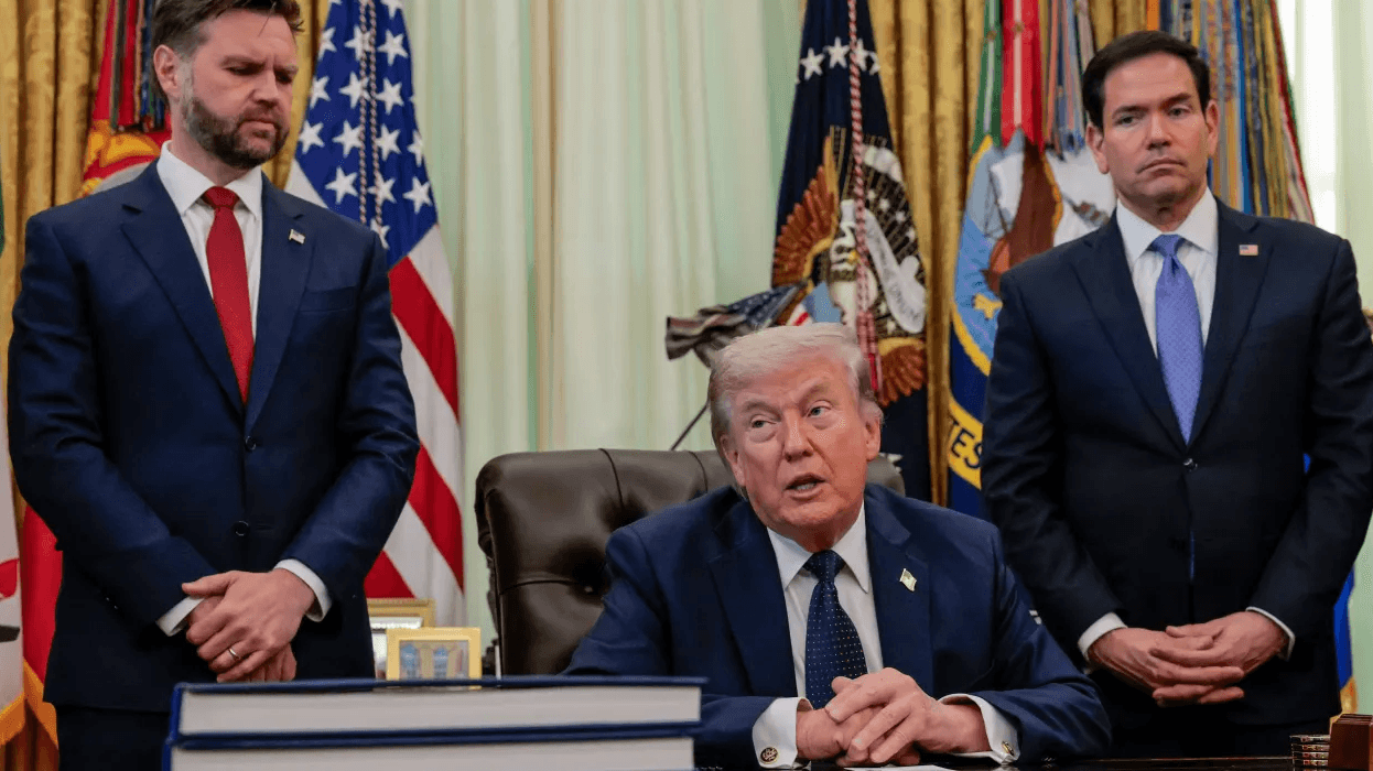 Tổng thống Mỹ Donald Trump phát biểu tại Phòng Bầu dục, với Phó Tổng thống JD Vance và Ngoại trưởng Marco Rubio đứng phía sau. (Ảnh: Reuters/Kylie Cooper)