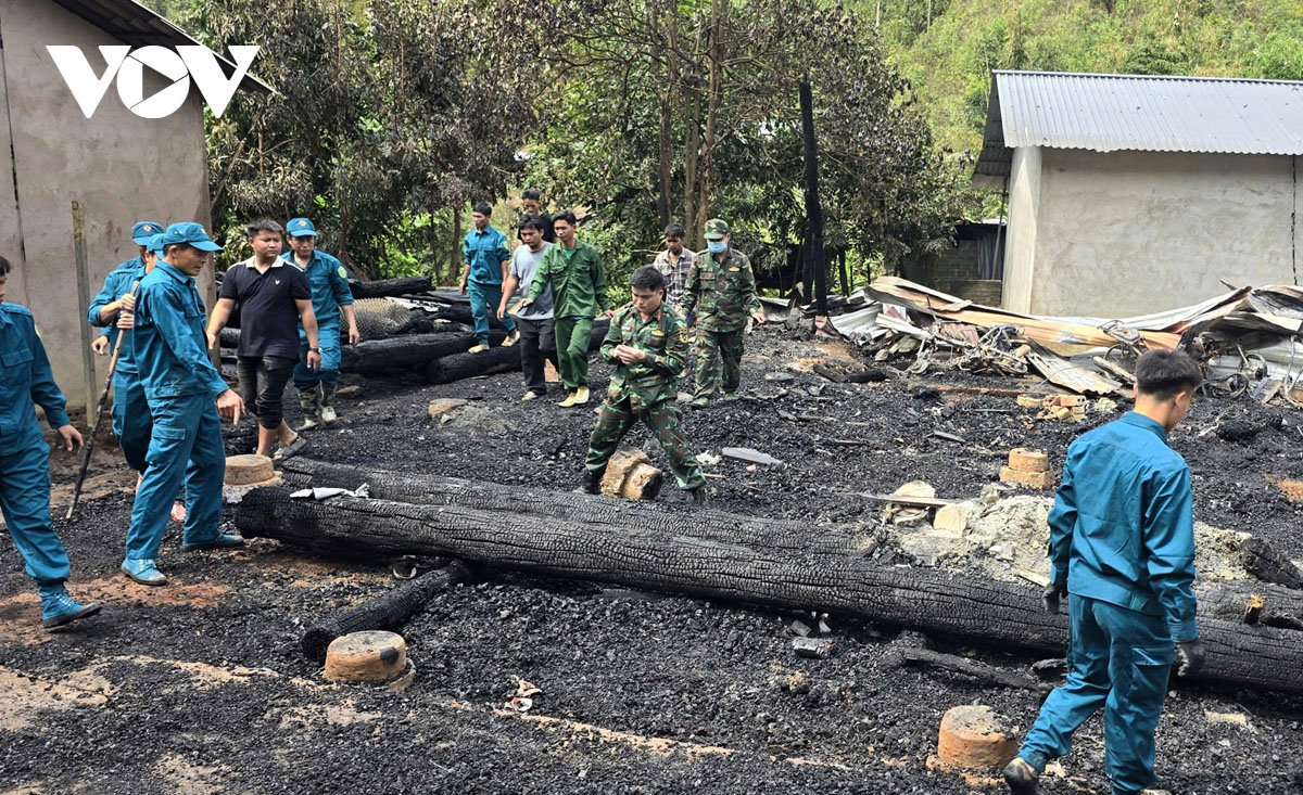 cháy nhà trong đêm ở lai châu, 3 trẻ nhỏ tử vong thương tâm hình ảnh 1 chay nha trong dem o lai chau, 3 tre nho tu vong thuong tam hinh anh 1