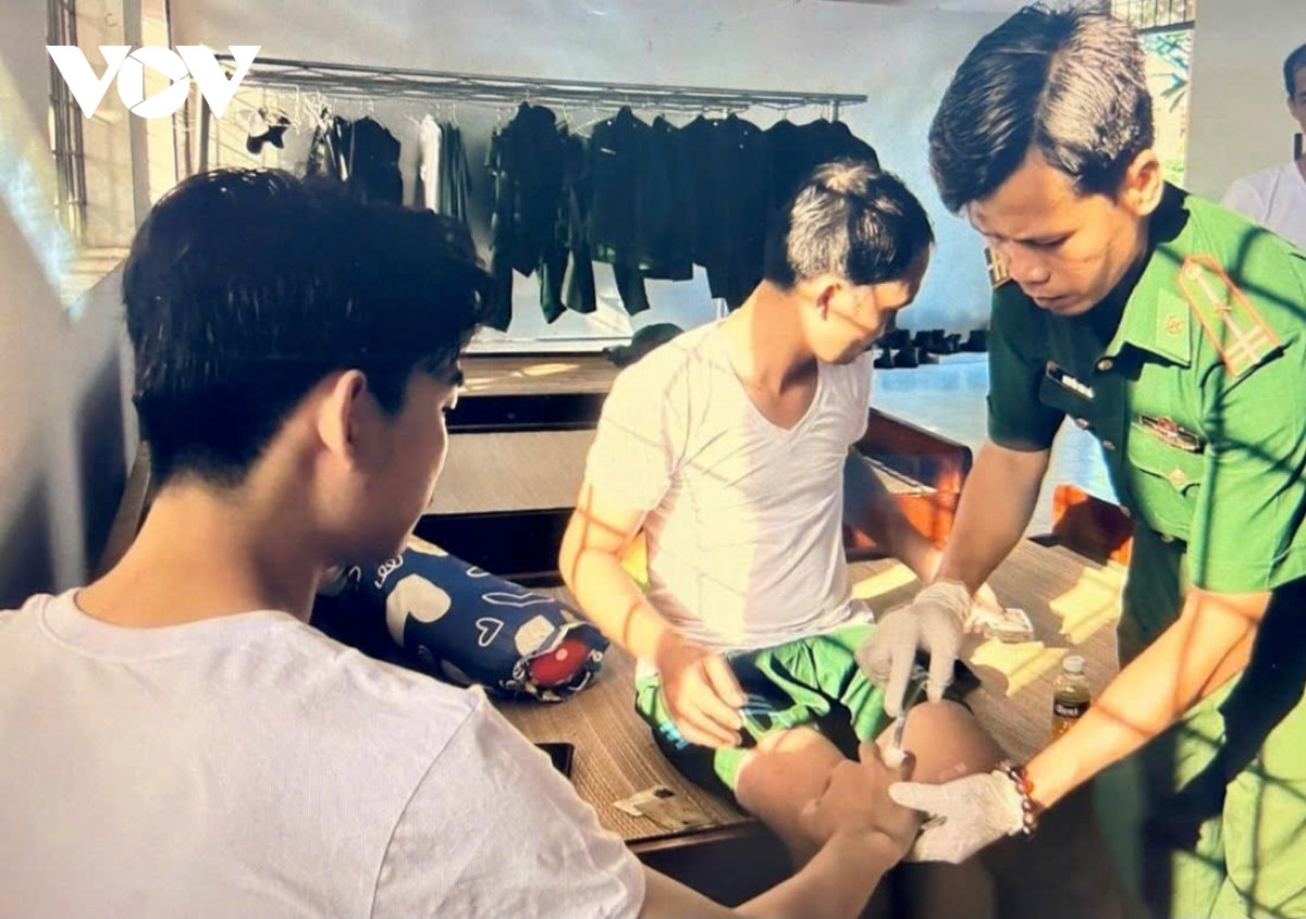 cứu hộ 4 thuyền viên gặp nạn trên biển Đồng tháp hình ảnh 2 cuu ho 4 thuyen vien gap nan tren bien Dong thap hinh anh 2