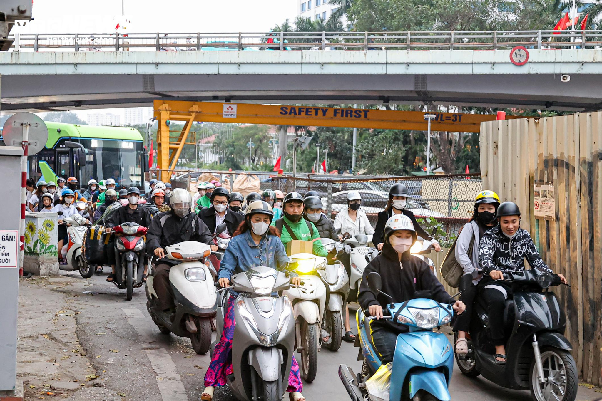 Đoạn đường Kim Mã bị thu hẹp bởi rào chắn công trường metro, thường xuyên rơi vào cảnh ùn tắc, khiến việc tiếp cận các cửa hàng hai bên đường trở nên khó khăn.
