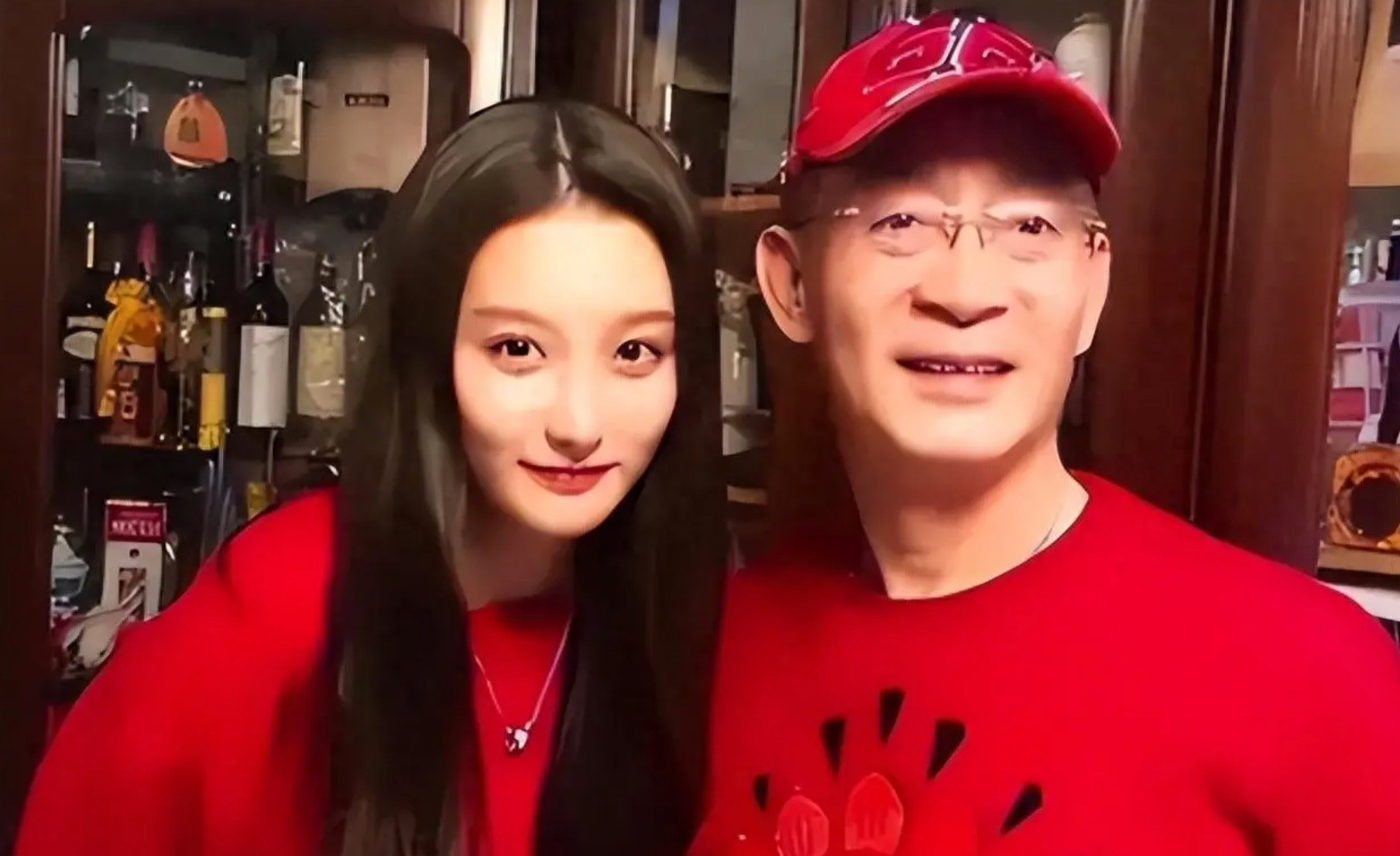 Bức ảnh hiểm hoi của Lục Tiểu Linh Đồng bên con gái.