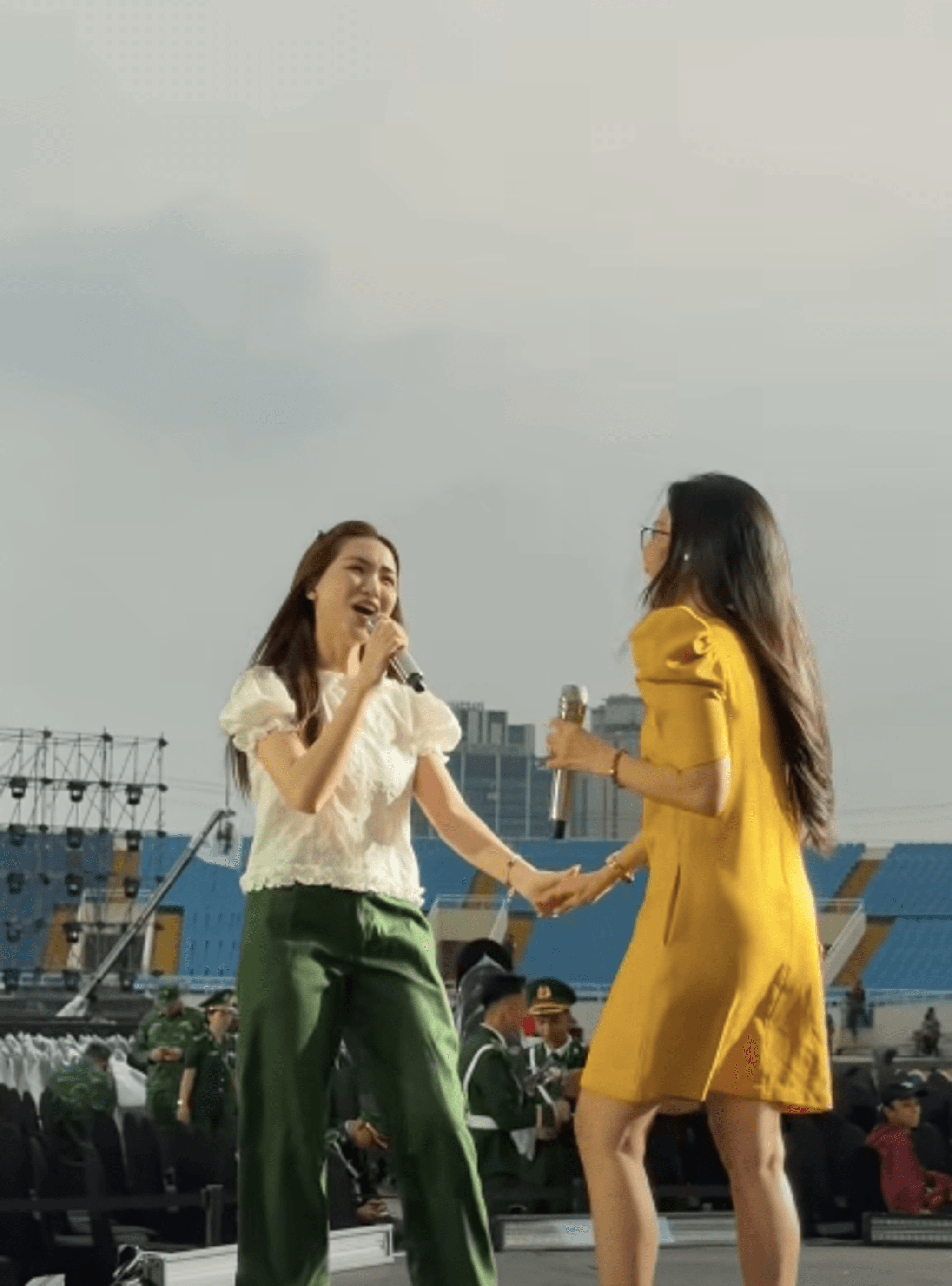 Hình ảnh ca sĩ Hoà Minzy và ca sĩ Cẩm Ly tổng duyệt chương trình