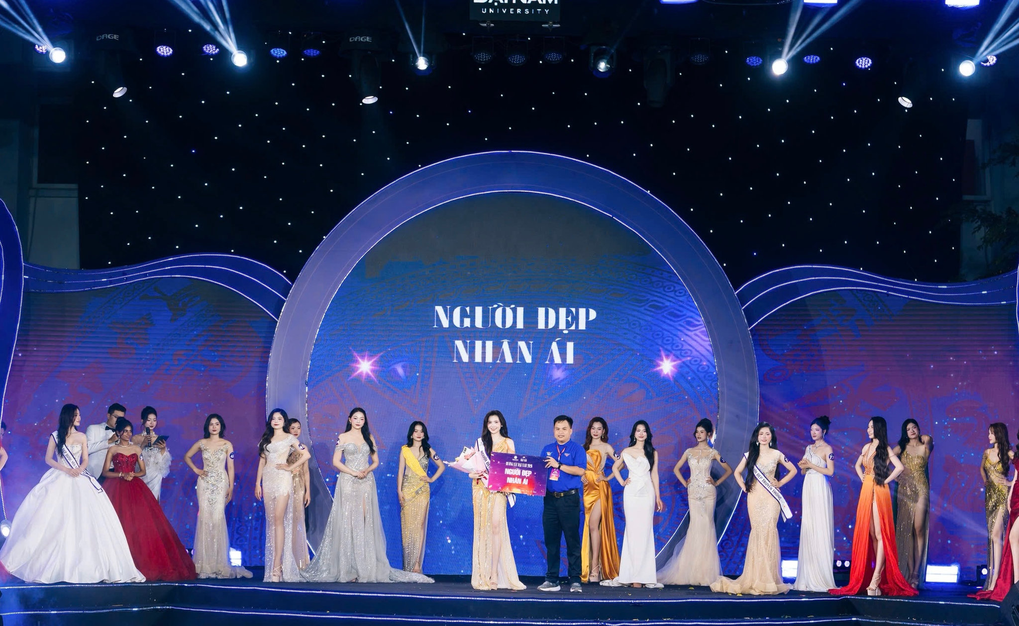 Ngọc Huyền đạt giải phụ Người đẹp Nhân ái.