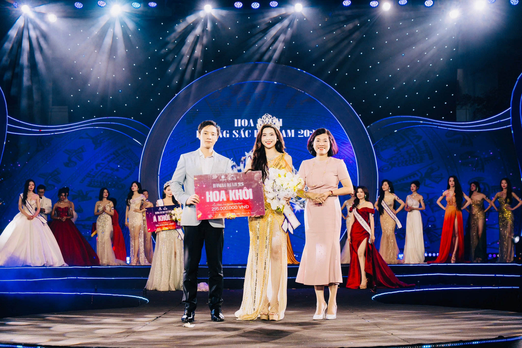 Không dừng lại ở việc “tham gia cho biết”, Huyền liên tục đặt mình vào những vị trí đòi hỏi trách nhiệm cao hơn: từ lớp trưởng, Phó Bí thư Liên chi Đoàn đến Phó Chủ nhiệm CLB Marketing và Kỹ năng mềm.