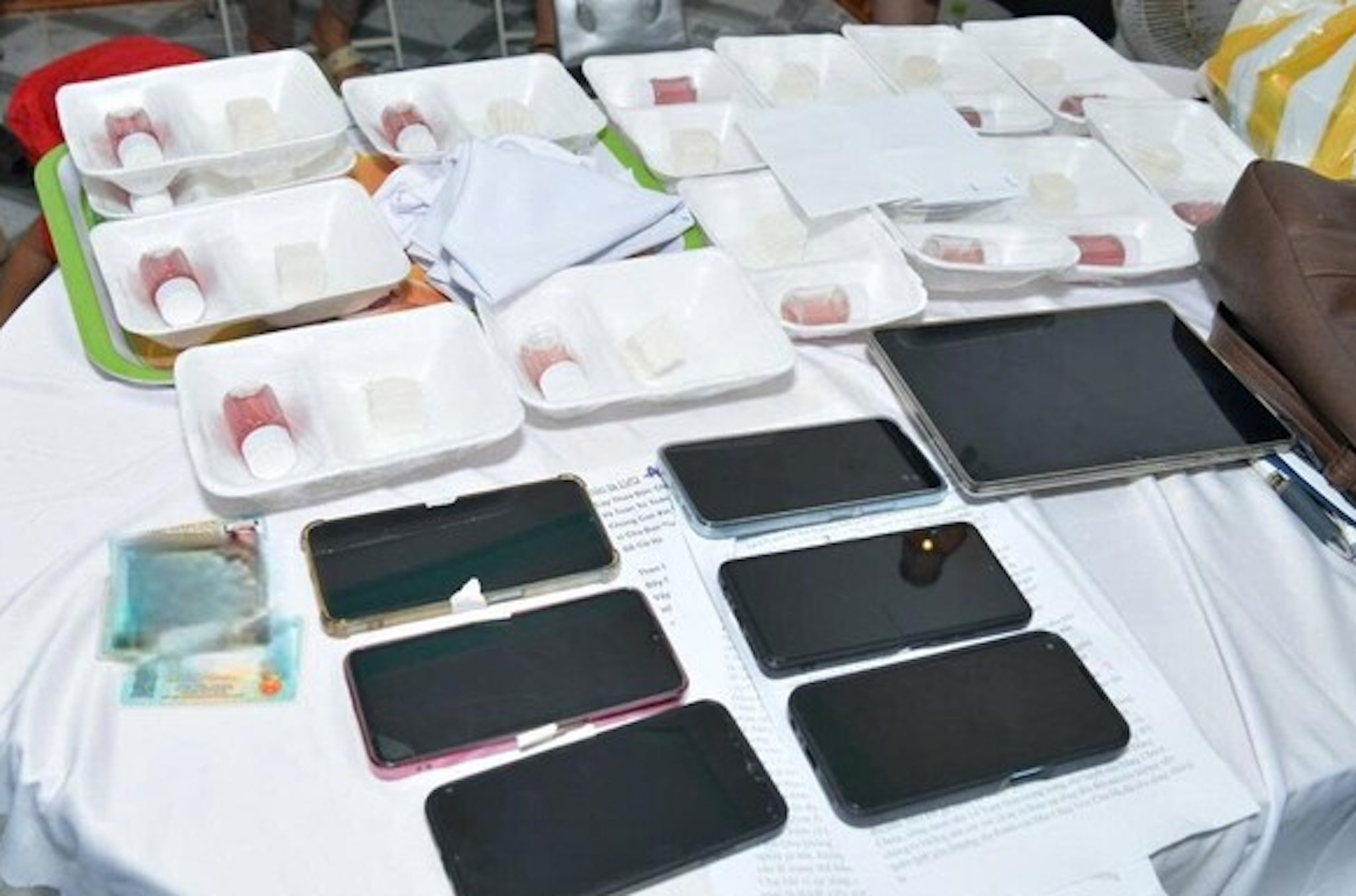 Nhiều tang vật, tài liệu liên quan đến hoạt động trong hội nhóm “Hội thánh của Đức Chúa Trời Mẹ” tại Quảng Trị. (Ảnh: CA)