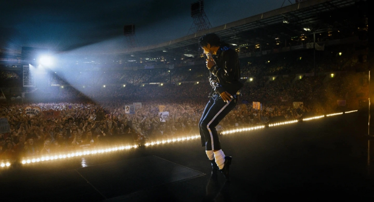 phim michael jackson gây sốt phòng vé Ánh hào quang và khoảng trống huyền thoại hình ảnh 1 phim michael jackson gay sot phong ve Anh hao quang va khoang trong huyen thoai hinh anh 1