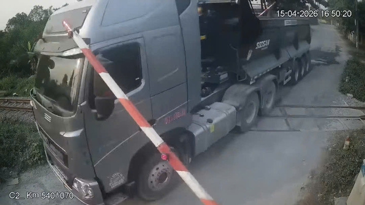 quảng trị xử lý tài xế ô tô đầu kéo liều lĩnh vượt rào chắn đường sắt khi đèn đỏ hình ảnh 1 quang tri xu ly tai xe o to dau keo lieu linh vuot rao chan duong sat khi den do hinh anh 1