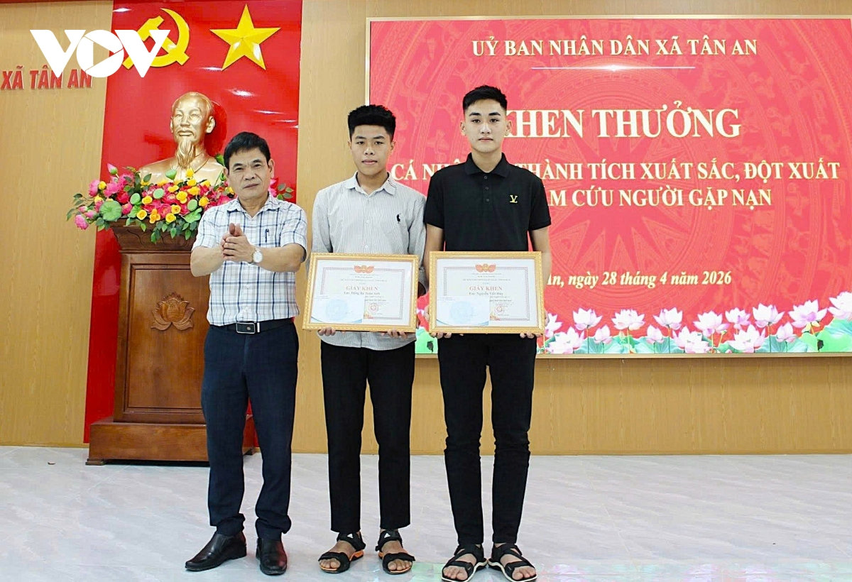 khen thưởng 2 nam sinh dũng cảm cứu nữ sinh nhảy cầu ở nghệ an hình ảnh 1 khen thuong 2 nam sinh dung cam cuu nu sinh nhay cau o nghe an hinh anh 1