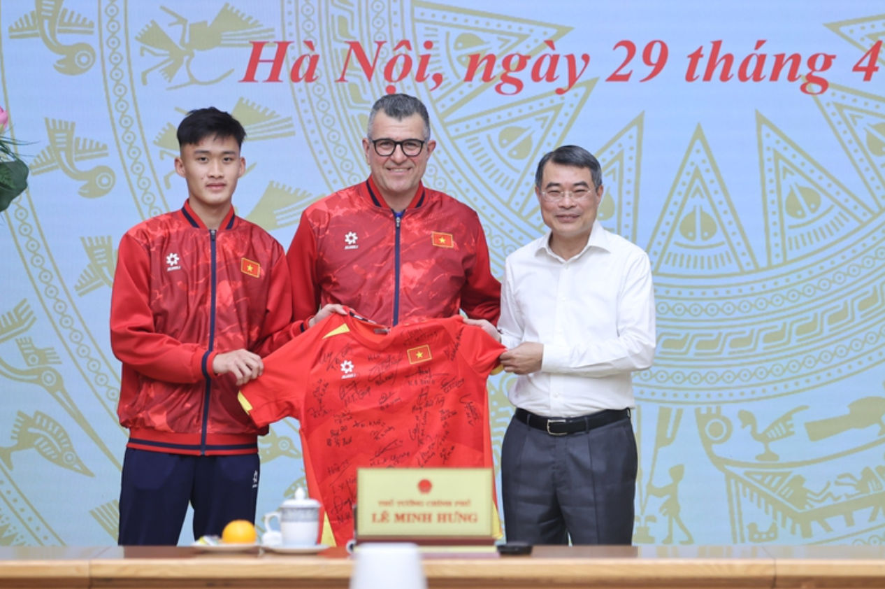 Đại diện đội tuyển bóng đá nam U17 Quốc gia Việt Nam tặng áo thi đấu cho Thủ tướng Lê Minh Hưng - Ảnh: VGP/Nhật Bắc