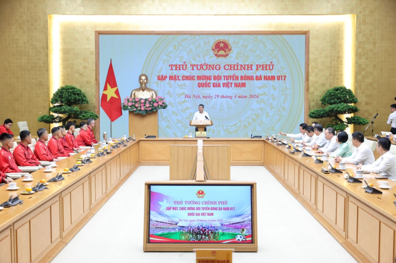 Thủ tướng Lê Minh Hưng gặp mặt, biểu dương Ban huấn luyện và các cầu thủ đội tuyển bóng đá nam U17 - Ảnh: VGP/Nhật Bắc