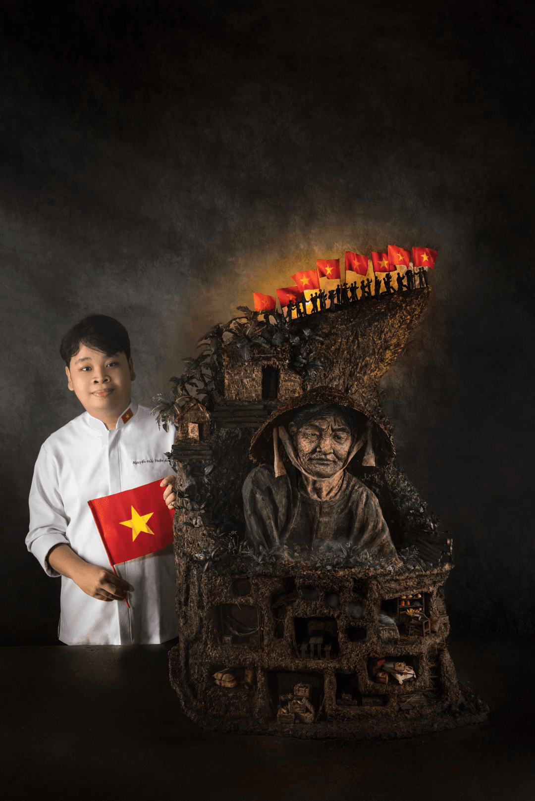 Từ một gian bếp nhỏ, Nguyễn Hữu Thiên Ân chọn đưa nghề làm bánh vượt khỏi giới hạn của ẩm thực đơn thuần. Với anh, bánh không chỉ để thưởng thức mà còn có thể trở thành chất liệu kể chuyện, nơi lịch sử, văn hóa và cảm xúc được chuyển tải qua hình khối, màu sắc.
