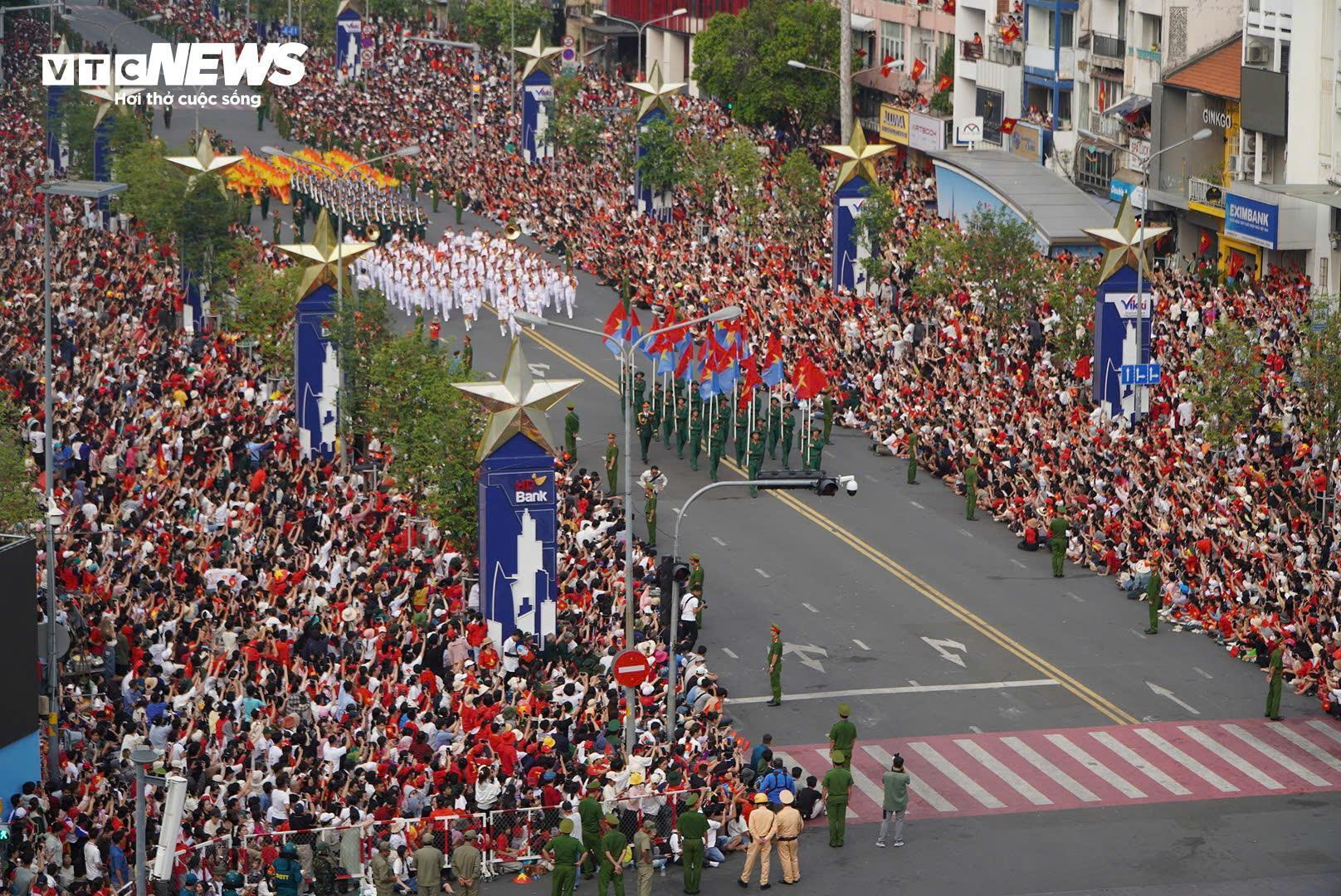 Lễ diễu binh, diễu hành kỷ niệm 50 năm Ngày Giải phóng miền Nam, thống nhất đất nước tại TP.HCM, sáng 30/4/2025.