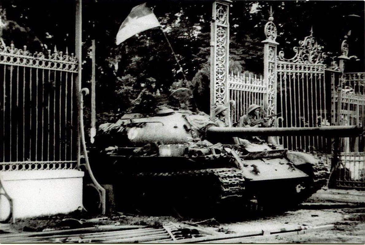 Xe tăng Quân giải phóng tiến vào Dinh Độc Lập, trưa 30/4/1975. (Ảnh: Trần Mai Hưởng)