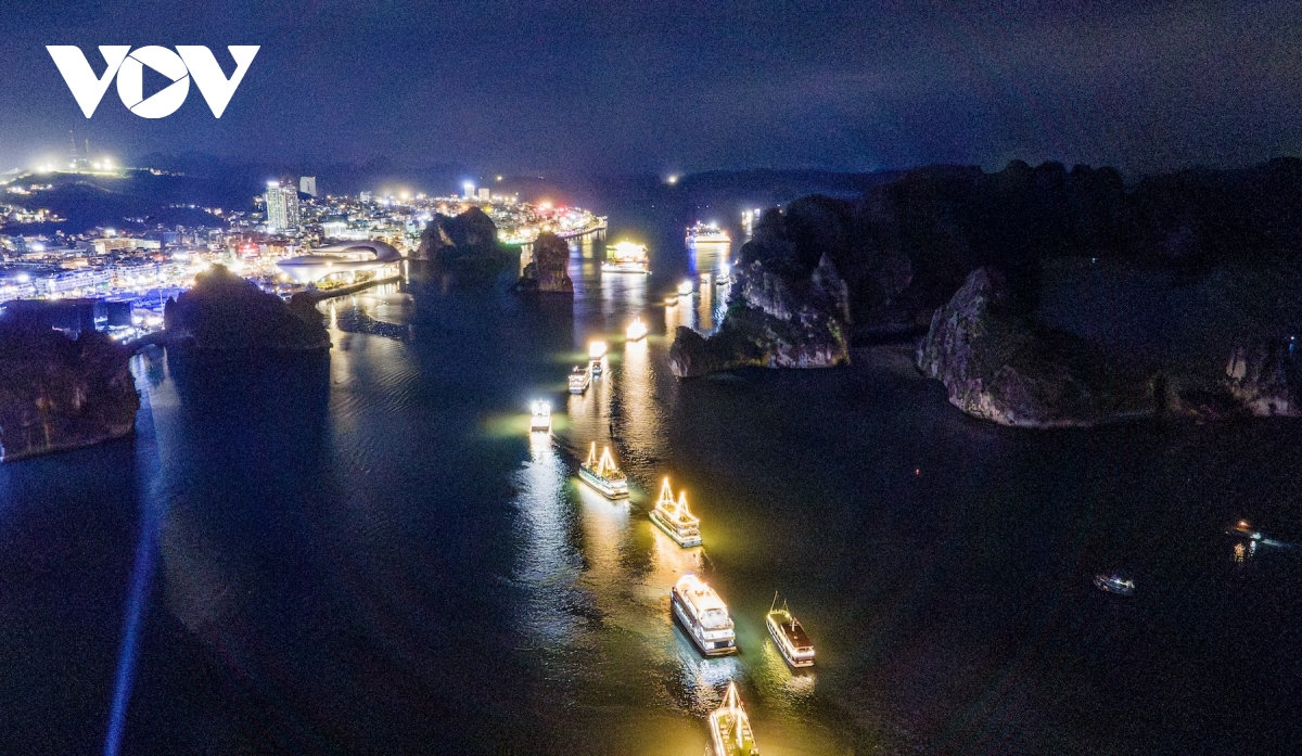 hon 70 tau du lich trinh dien song hoi anh sang tren vinh ha long hinh anh 11