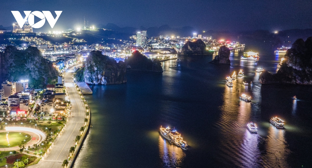 hon 70 tau du lich trinh dien song hoi anh sang tren vinh ha long hinh anh 4