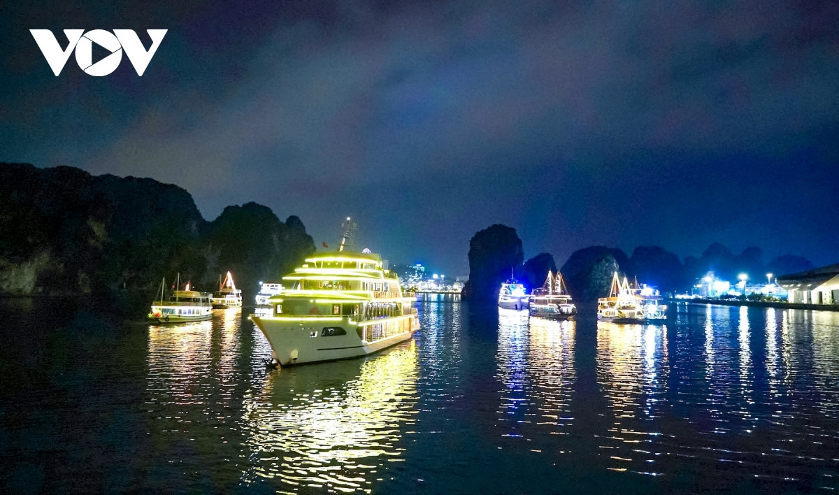 hon 70 tau du lich trinh dien song hoi anh sang tren vinh ha long hinh anh 5