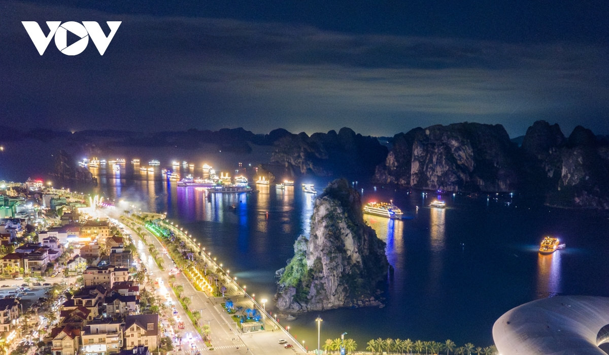 hon 70 tau du lich trinh dien song hoi anh sang tren vinh ha long hinh anh 8