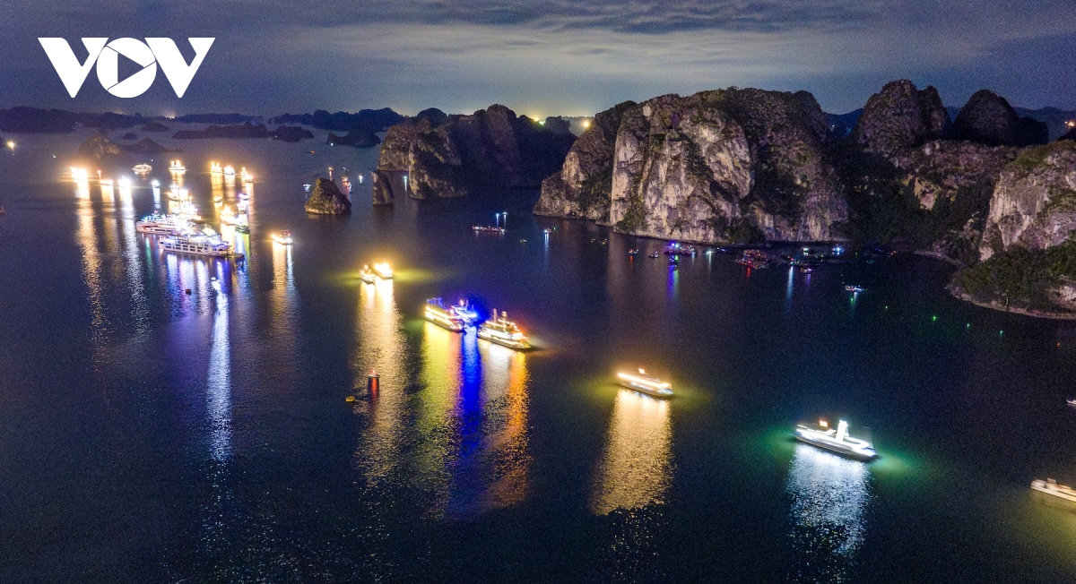 hon 70 tau du lich trinh dien song hoi anh sang tren vinh ha long hinh anh 9
