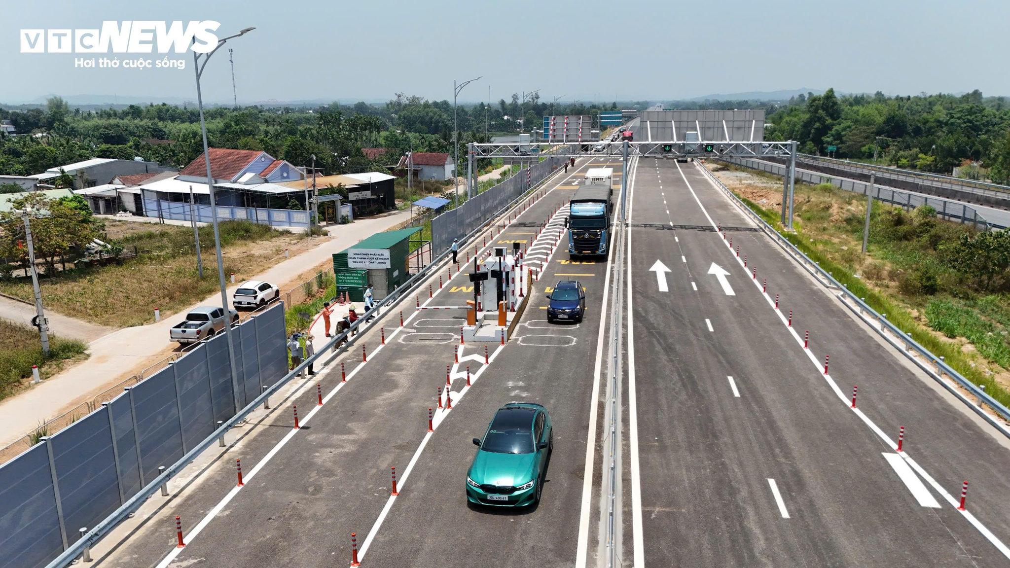 Ban Quản lý dự án 2 (Bộ Xây dựng) vừa phối hợp cùng các đơn vị liên quan tổ chức thông xe, đưa tuyến cao tốc Quảng Ngãi - Hoài Nhơn vào khai thác.