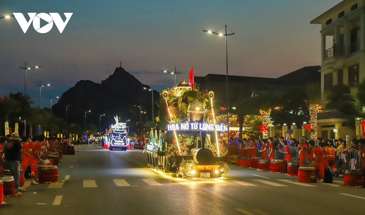 Dem hoi carnaval ha long 80 nghin khan gia mo man mua du lich he quang ninh hinh anh 9