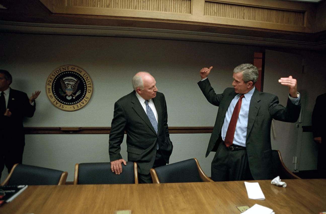 Tổng thống George W. Bush nói chuyện với Phó Tổng thống Dick Cheney tại Trung tâm Điều hành Khẩn cấp của Tổng thống vào ngày 11/9/2001. (Ảnh: AP)