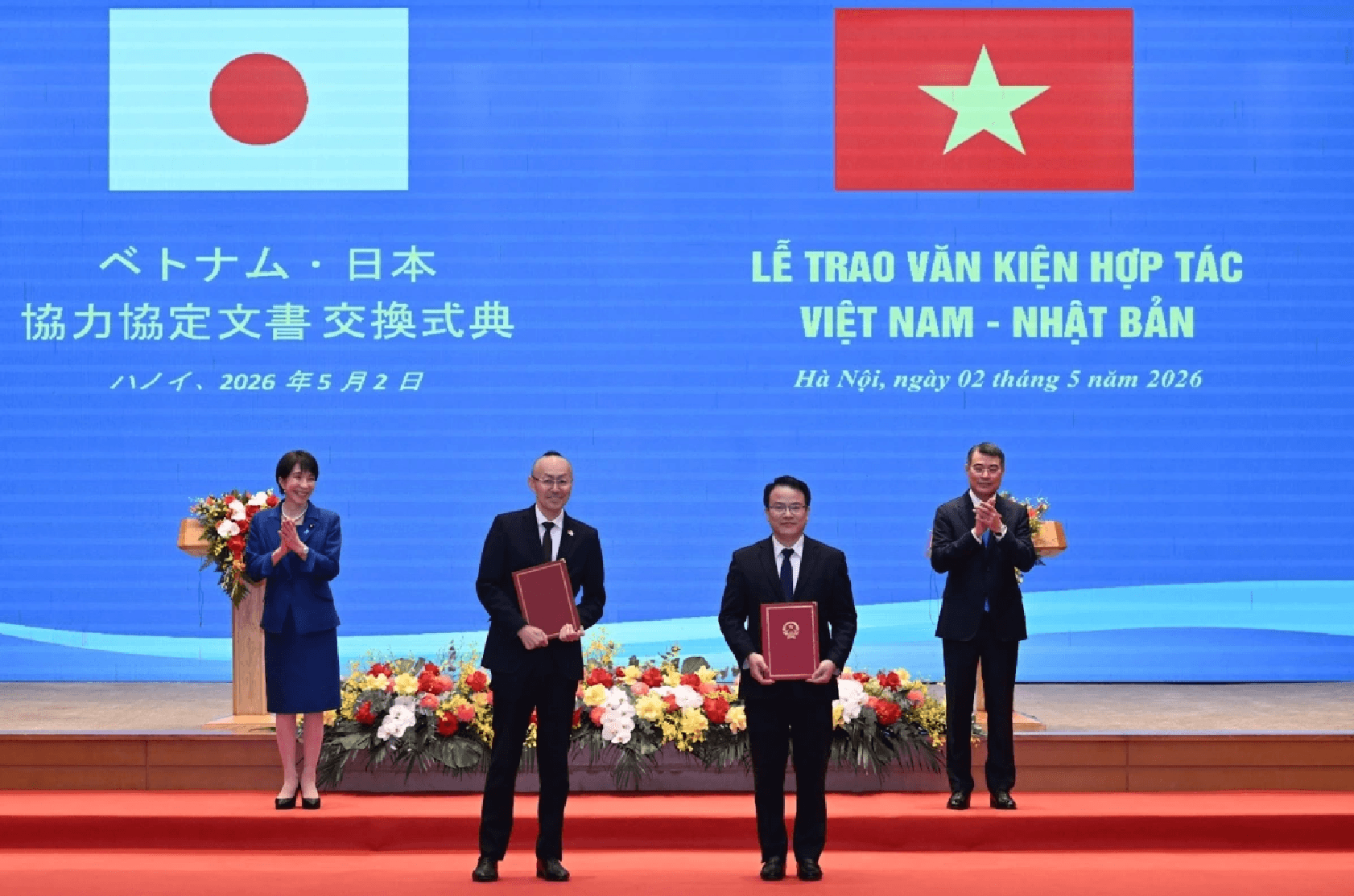 Thủ tướng Lê Minh Hưng và Thủ tướng Takaichi Sanae chứng kiến lễ trao văn kiện hợp tác