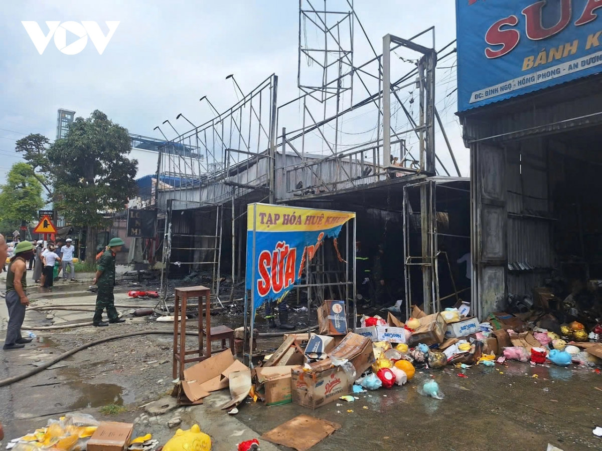vu chay tai hai phong xuat phat tu quan ca phe, thieu rui 6 cua hang lien ke hinh anh 1
