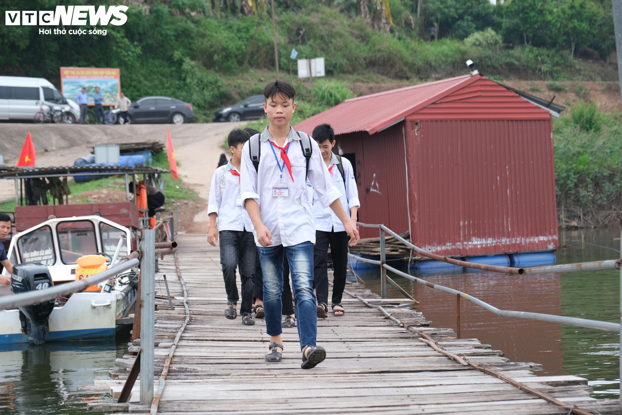 Hành trình đến lớp của gần 60 học sinh ở hai thôn Đấp và Đồng Mậm, xã Sơn Hải mỗi ngày bắt đầu bằng một cuộc thử thách đầy nguy hiểm khi đi trên cây cầu phao đã xuống cấp.