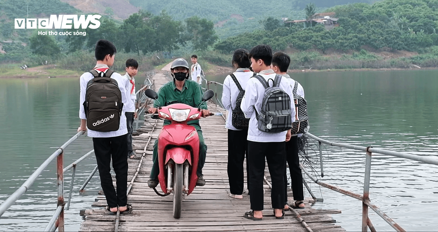 Khi có xe máy đi qua, nguy hiểm càng rình rập các em.