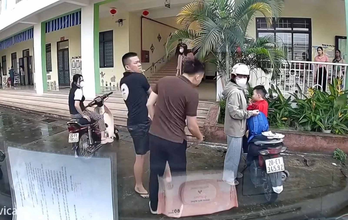 tài xế giao hàng bị phụ huynh tát tại trường mầm non ở bắc ninh hình ảnh 1 tai xe giao hang bi phu huynh tat tai truong mam non o bac ninh hinh anh 1