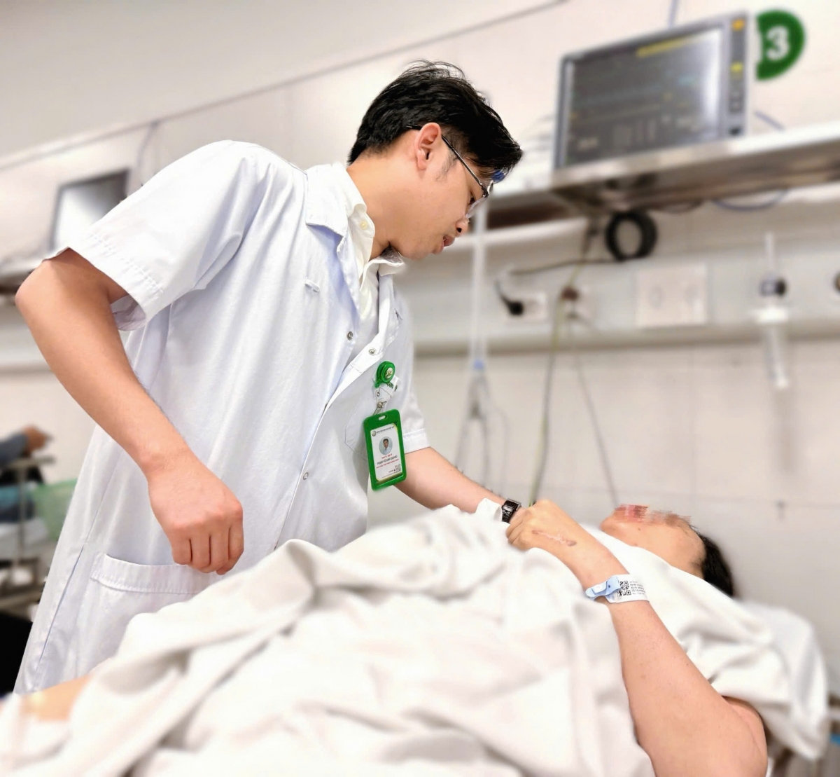 vu hang chuc nguoi nang xe buyt cuu co gai o ha noi suc khoe nan nhan gio ra sao hinh anh 1