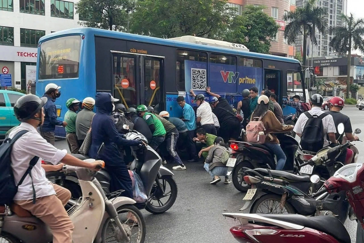 vu hang chuc nguoi nang xe buyt cuu co gai o ha noi suc khoe nan nhan gio ra sao hinh anh 2