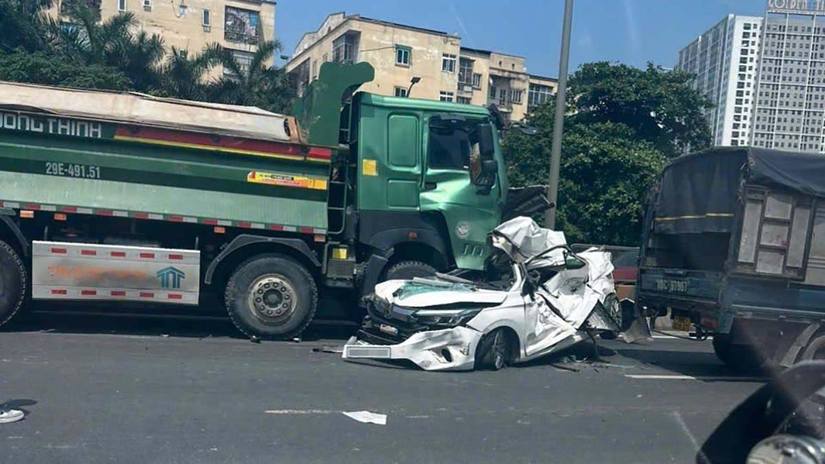hien truong vu tai nan lien hoan giua nhieu o to tren vanh dai 3, ha noi hinh anh 1