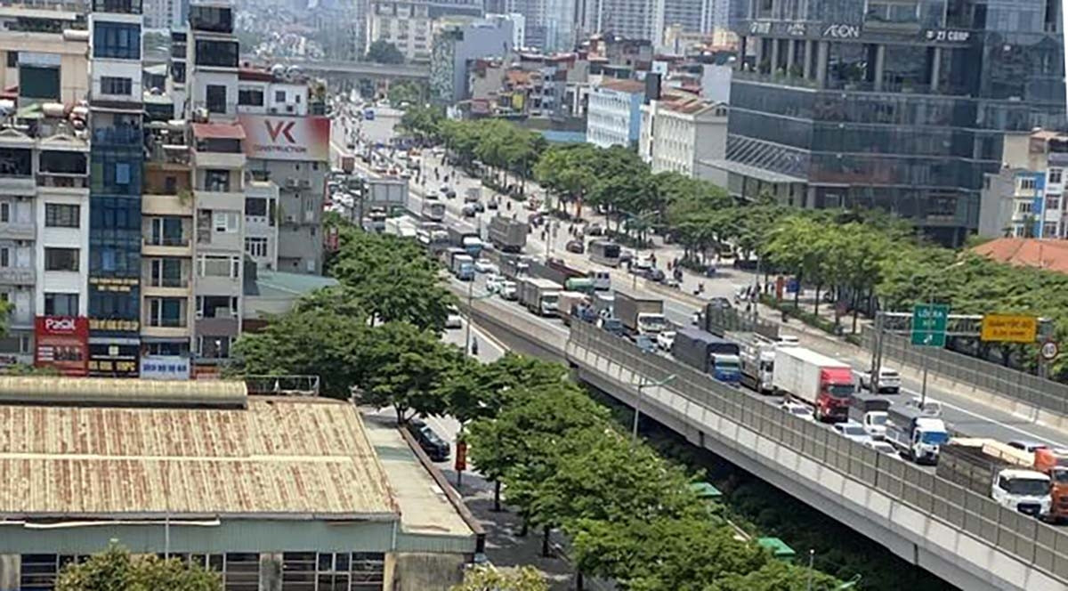 hien truong vu tai nan lien hoan giua nhieu o to tren vanh dai 3, ha noi hinh anh 5