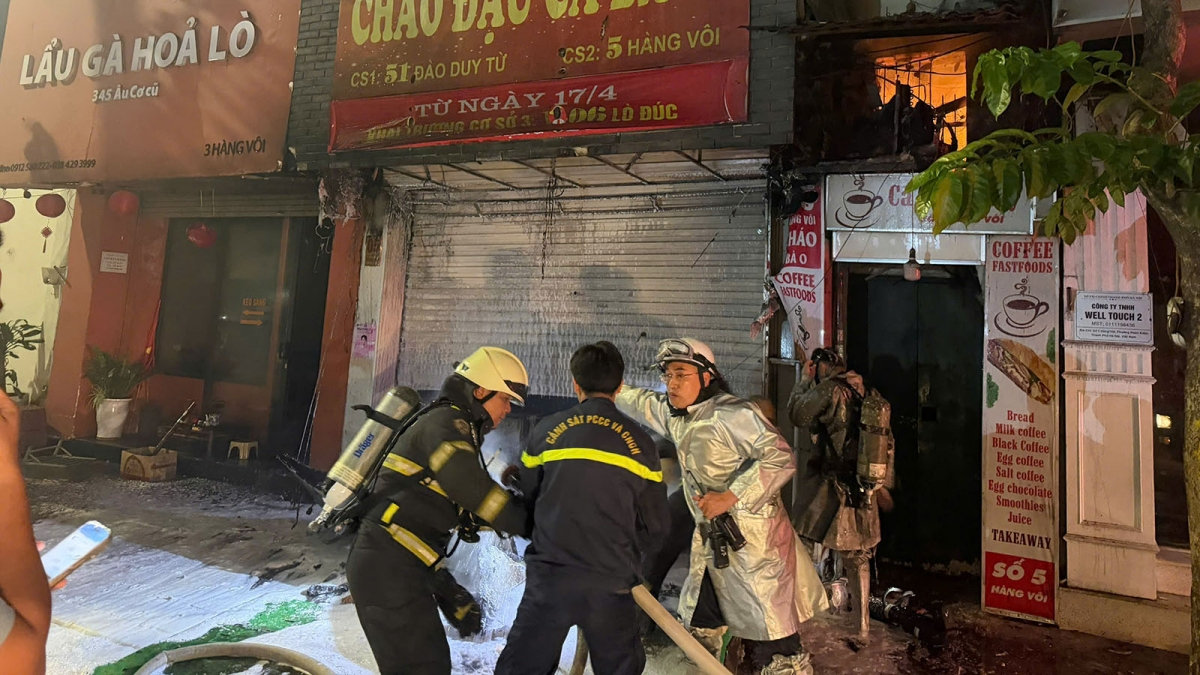 giải cứu 4 người mắc kẹt trong vụ cháy cửa hàng cháo lúc nửa đêm ở phố cổ hà nội hình ảnh 3 giai cuu 4 nguoi mac ket trong vu chay cua hang chao luc nua dem o pho co ha noi hinh anh 3