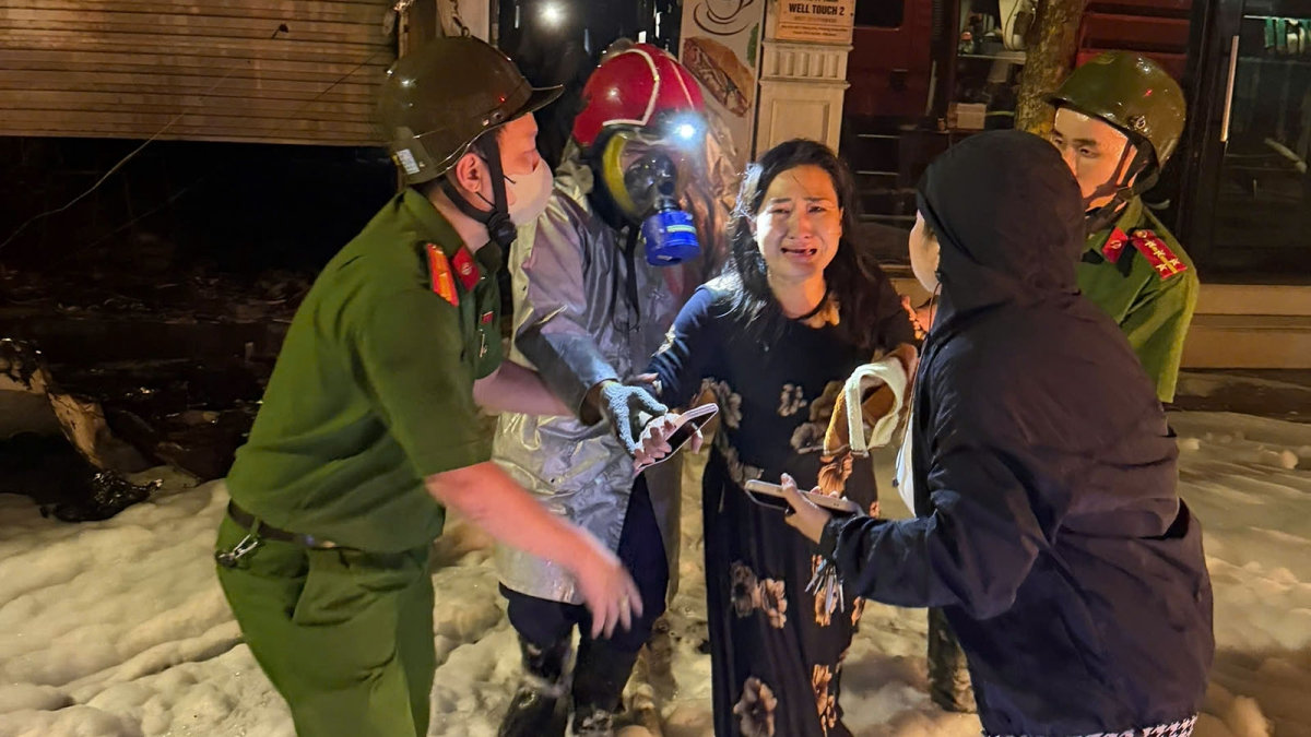 giải cứu 4 người mắc kẹt trong vụ cháy cửa hàng cháo lúc nửa đêm ở phố cổ hà nội hình ảnh 1 giai cuu 4 nguoi mac ket trong vu chay cua hang chao luc nua dem o pho co ha noi hinh anh 1
