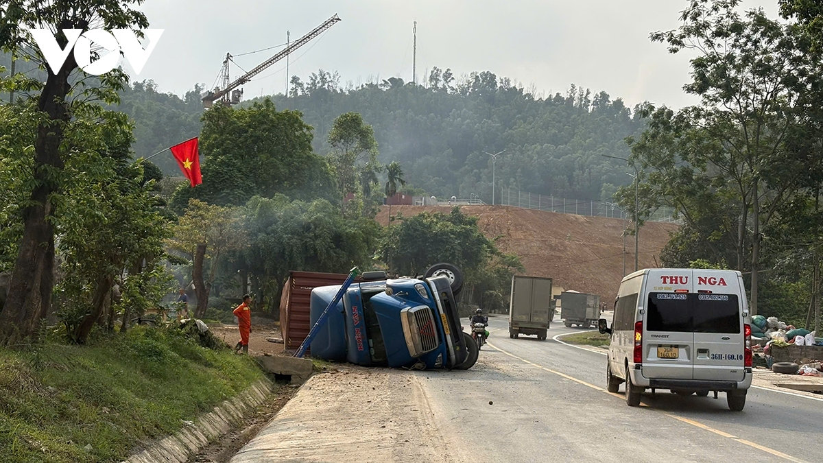 phú thọ xe tải lật nghiêng trên quốc lộ 6 sau khi đâm nát dải phân cách hình ảnh 1 phu tho xe tai lat nghieng tren quoc lo 6 sau khi dam nat dai phan cach hinh anh 1