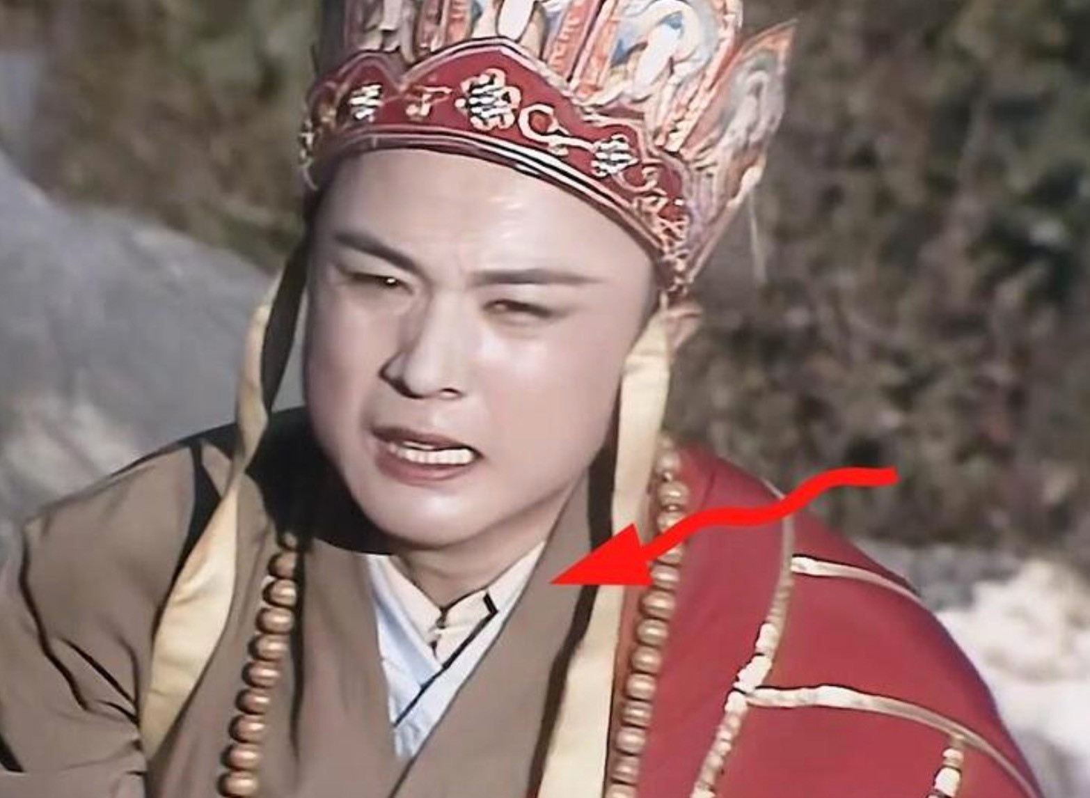 Từ Thiếu Hoa là một trong ba diễn viên thủ vai Đường Tăng, cùng Trì Trọng Thụy và Uông Việt. Trong một phân cảnh, nam diễn viên bị bắt lỗi lộ áo sơ mi bên trong áo cà sa.