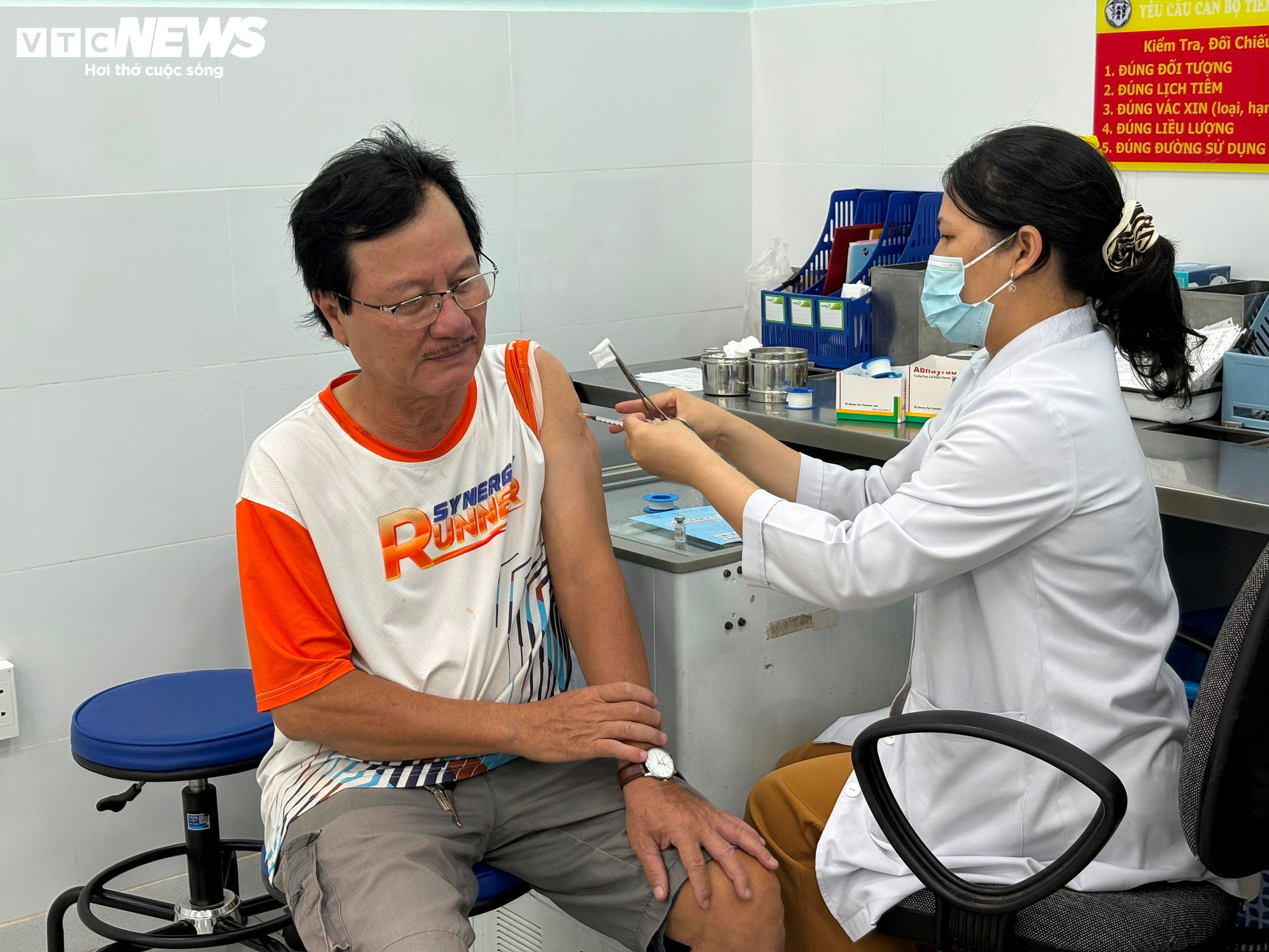 Tiêm vaccine là biện pháp duy nhất và hiệu quả nhất để phòng, chống bệnh dại. (Ảnh minh họa)