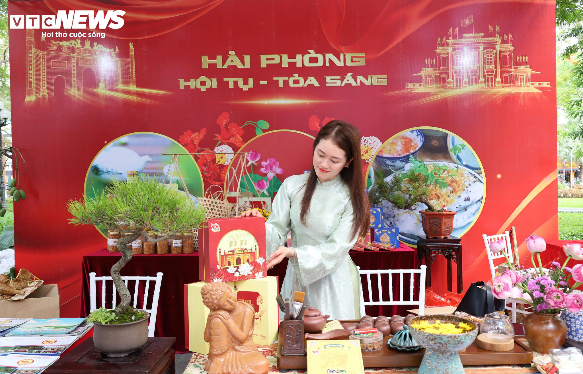 Khu vực dải vườn hoa trung tâm được bố trí 18 không gian trưng bày, chia làm 2 khu vực, trong đó không gian xưa (8 gian hàng): Tập trung giới thiệu các giá trị văn hóa phi vật thể, sản phẩm truyền thống và thông tin các điểm đến du lịch lịch sử của Hải Phòng.