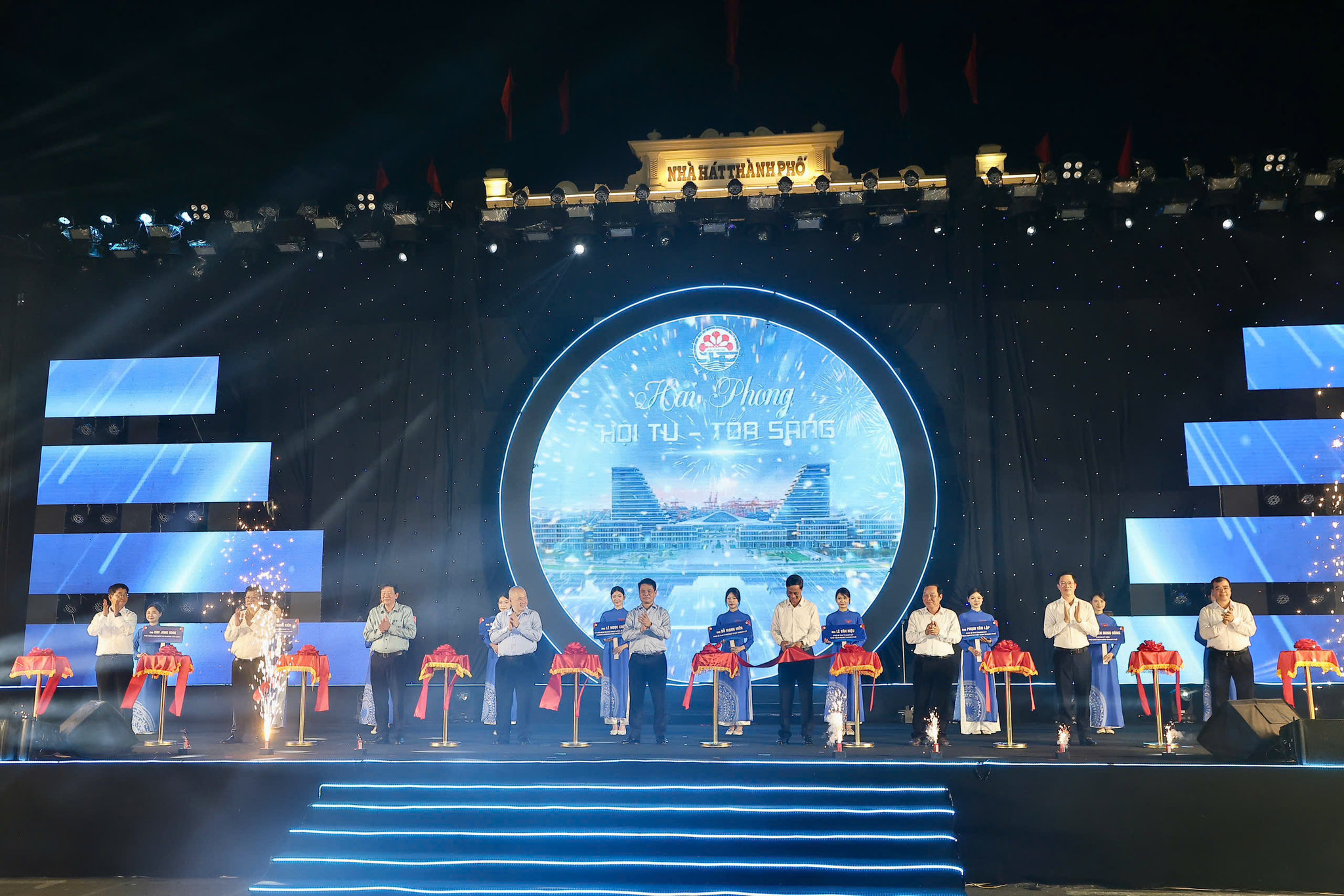 Tối 7/5, tại quảng trường Nhà hát thành phố Hải Phòng diễn ra Chương trình khai mạc chuỗi hoạt động tại khu vực dải vườn hoa trung tâm và Nhà hát thành phố dịp Lễ hội Hoa Phượng Đỏ - Hải Phòng 2026.