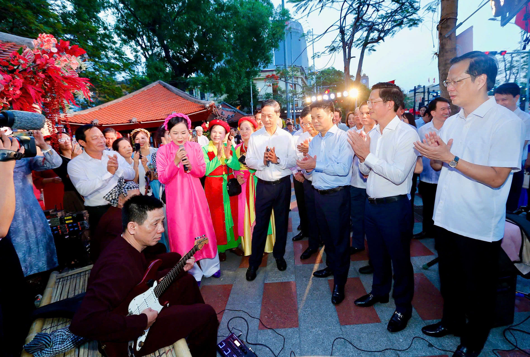 Đặc biệt, các chương trình nghệ thuật đường phố được thiết kế đan xen các không gian giữa dân gian, truyền thống với hát xẩm, ca trù, hát chèo và các không gian hiện đại, sôi động như hip hop, zumba, DJ… trong đó có các chương trình đặc sắc của các đoàn nghệ thuật quốc tế. Ngoài ra, các hoạt động biểu diễn nghệ thuật dành cho những mầm non đất Cảng cũng được thiết kế đa dạng, phong phú trong suốt tuần lễ diễn ra chuỗi hoạt động.