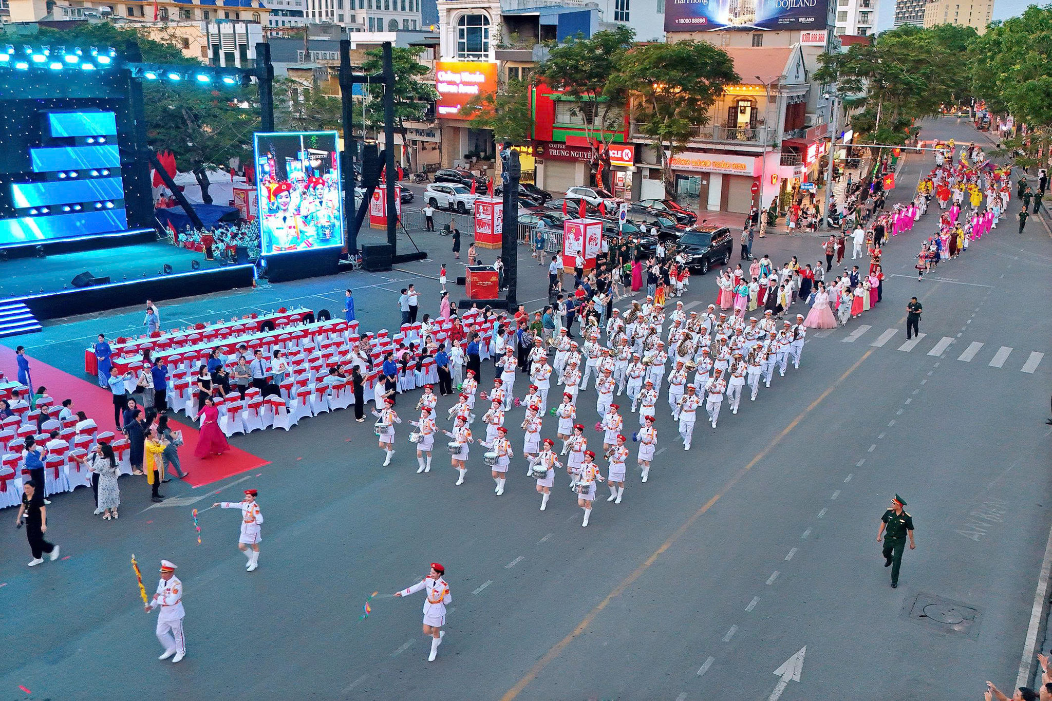 Khu vực dải vườn hoa trung tâm và Nhà hát thành phố trong tâm thức của nhiều thế hệ người dân Hải Phòng đã trở thành không gian sinh hoạt văn hóa vừa độc đáo, vừa thân thuộc; là một trong những địa điểm ghi dấu sự phát triển đột phá của thành phố trong những năm gần đây.