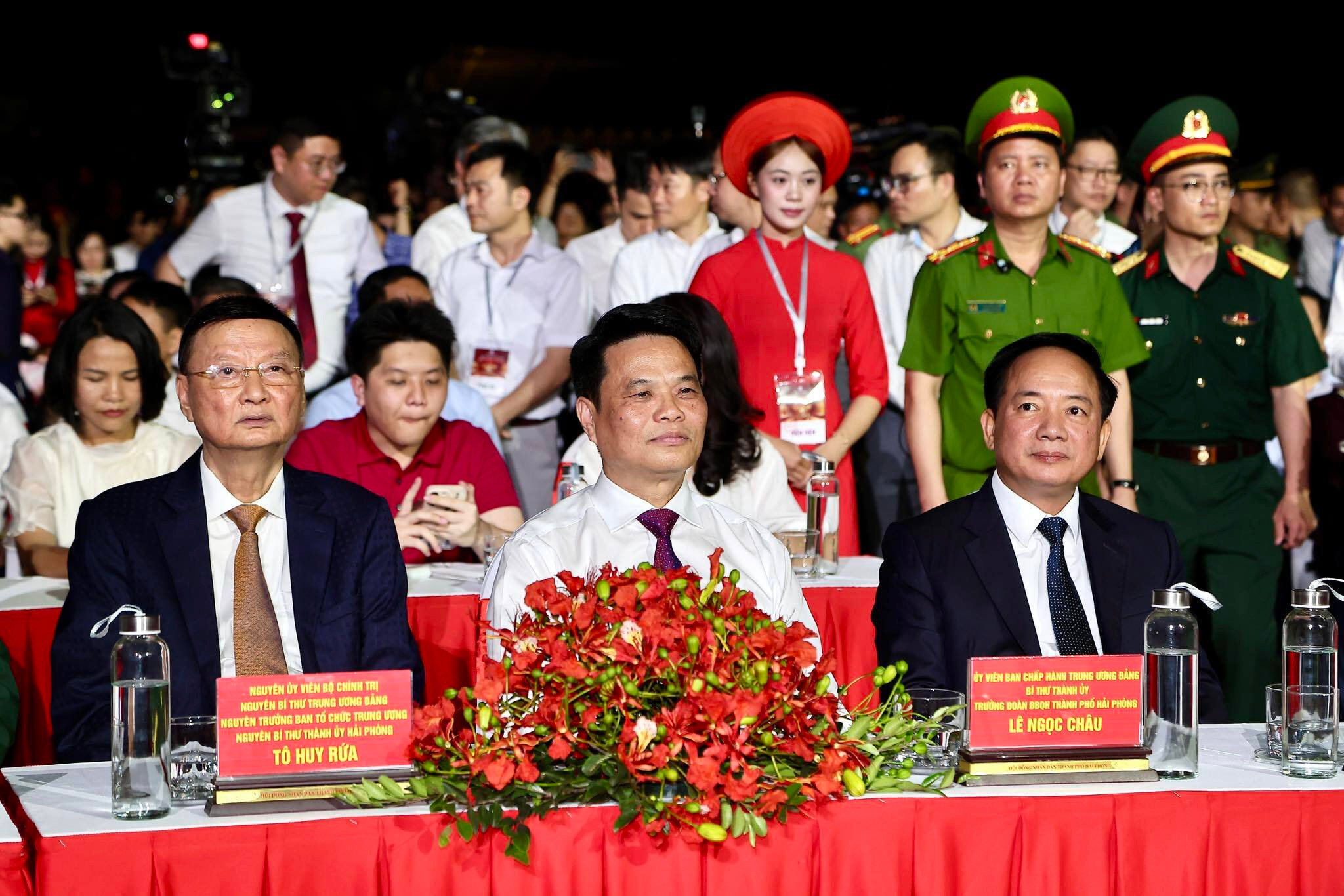 Trưởng Ban Tuyên giáo và Dân vận Trung ương Trịnh Văn Quyết cùng nhiều lãnh đạo Bộ, ban ngành tham dự đêm khai mạc lễ hội Hoa Phượng Đỏ 2026.